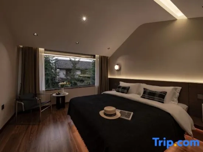 Standard Double room with street view