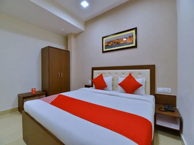 Crown Club by OYO Rooms