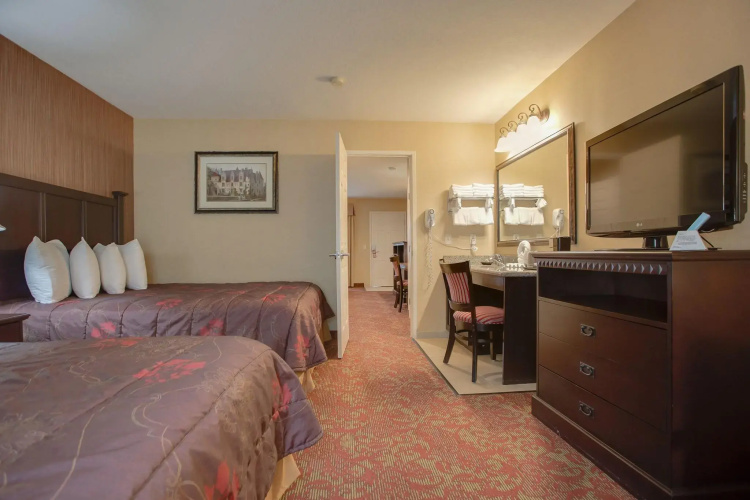 Castle Inn and Suites