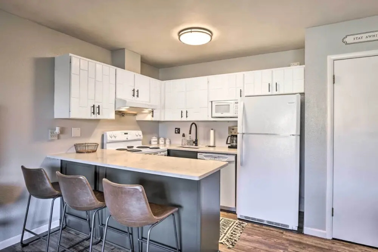 7 Mi to Keystone: Mtn-view Abode w/ Deck!