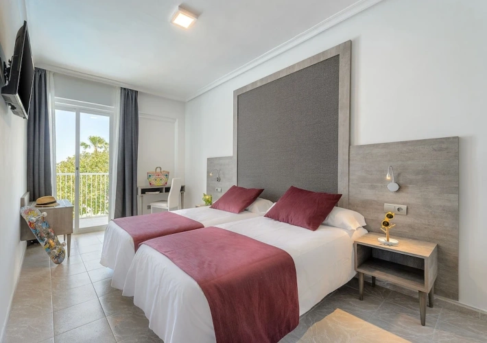 Standard Twin room with balcony