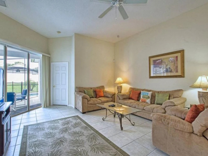 5 Bedroom Executive Home - Private Pool and Spa