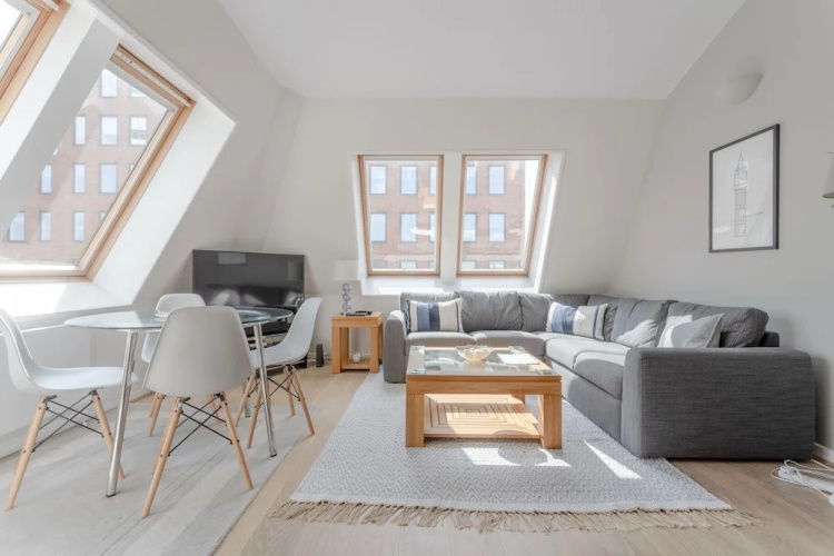 Modern 2 Bedroom Home With a View
