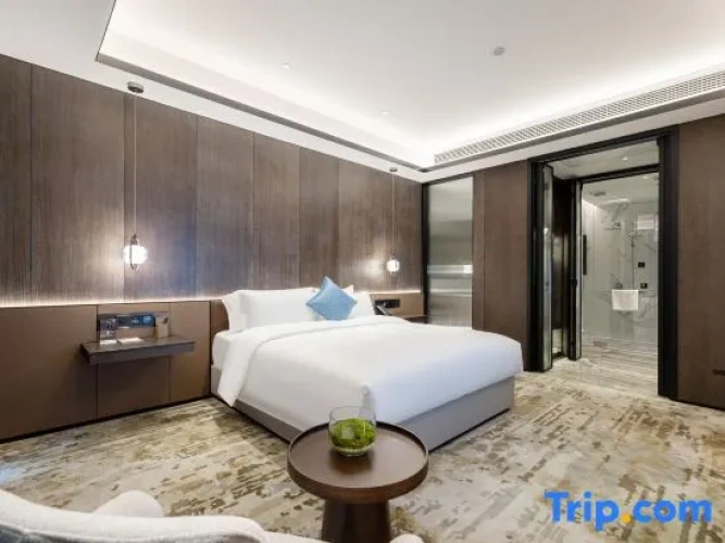 Suite with city view