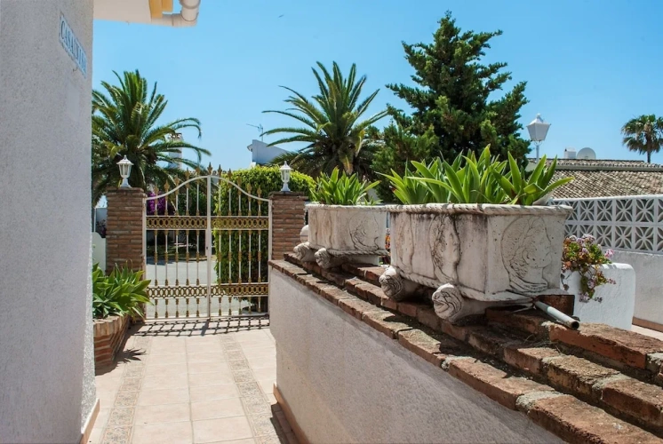 4 Bedrooms Family Cottage with pool view