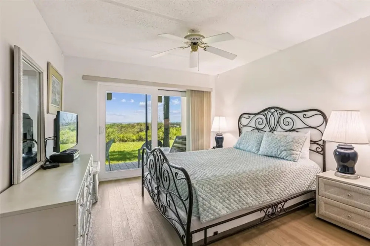 Oceanfront Luxury: 2BR Condo + Pool in St.aug