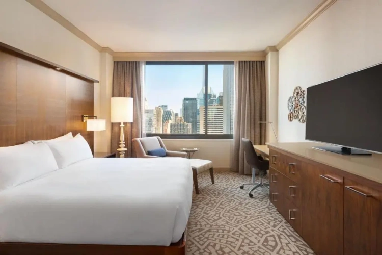 Deluxe High Floor Times Square View Double Guest room