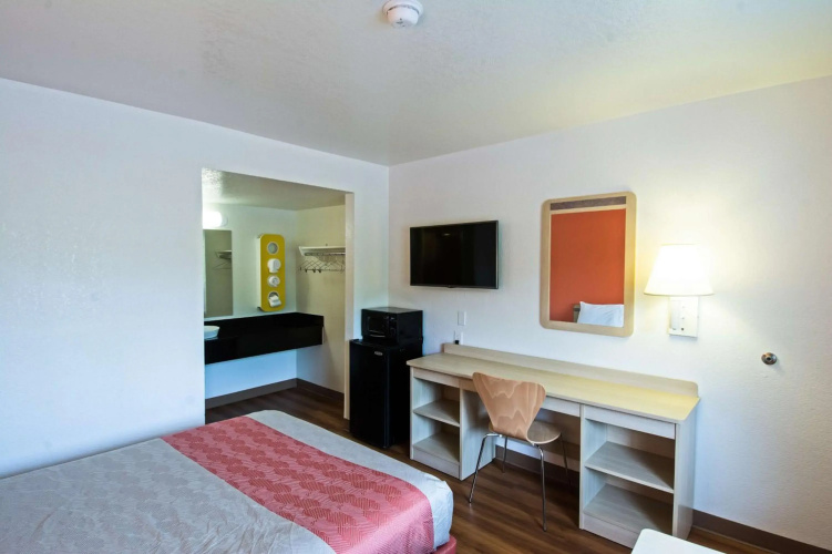 Motel 6 Redding, CA - South