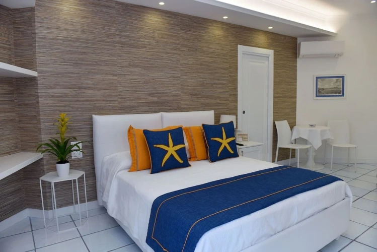 Superior Double room with balcony and with partial sea view