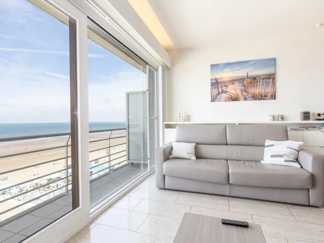 Apartment in Zeedijk With Sea View
