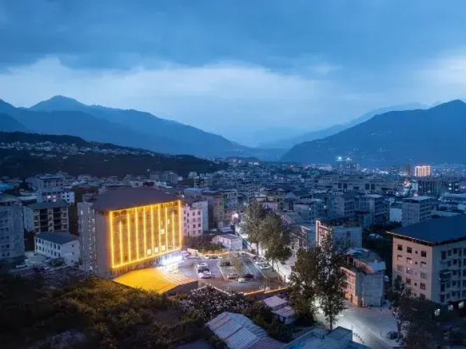Huayu Light Luxury Hotel