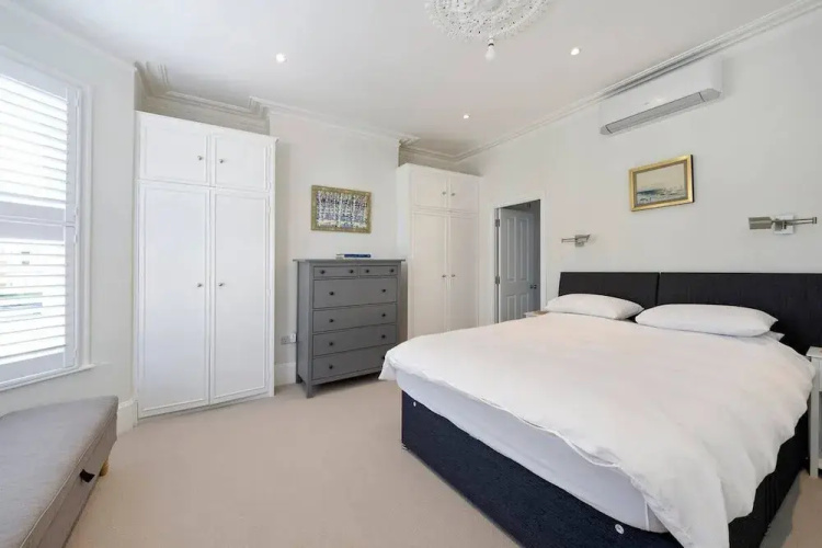 Spacious 4 Bed House, Battersea