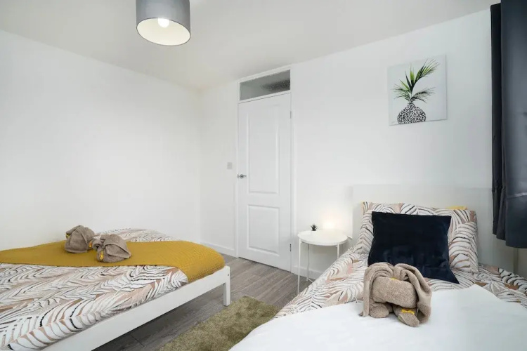 Modern 4 Bed House-free Parking