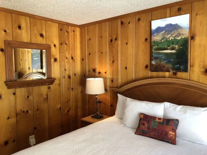 Piazza's Pine Cone Inn