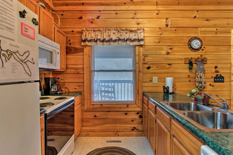 Rustic Sevierville Cabin w/ Covered Porch!