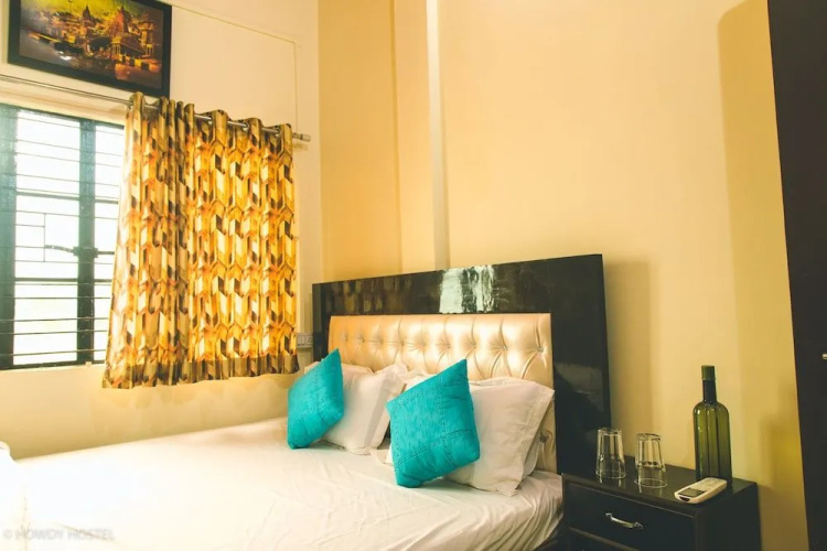 On The Ghat By Howdy Hostels
