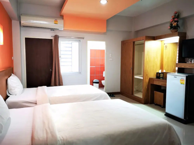 100 House Hotel