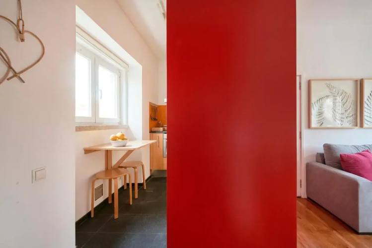 Sunny Renovated Apt With AC, By TimeCooler