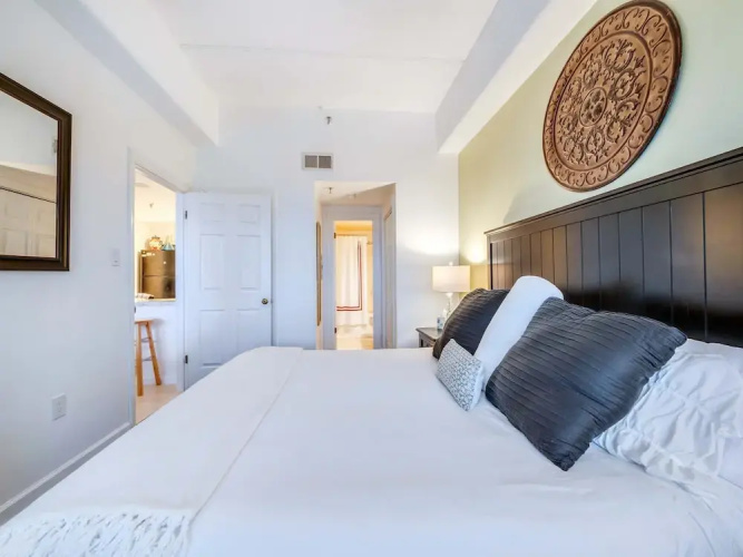 Uhost AI 2BR Condo w Balcony Great Views
