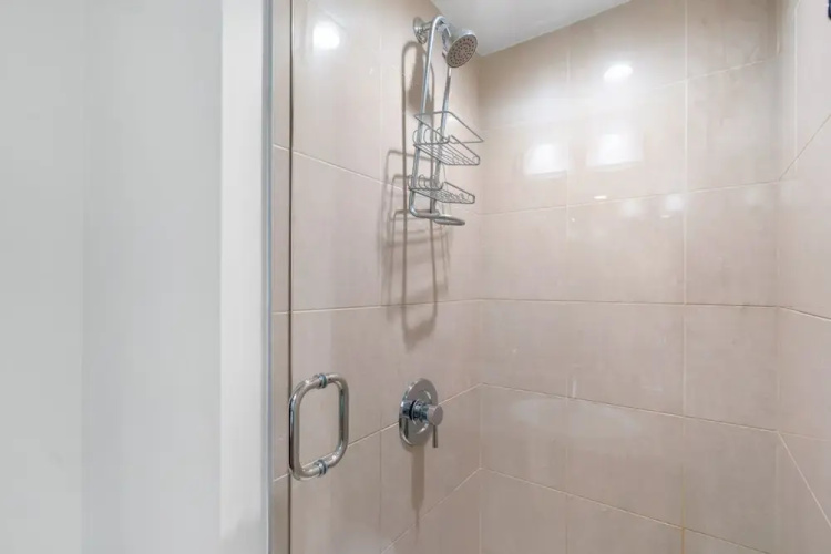 Luxe 2BR Condo w Skyline Views In-suite Laundry