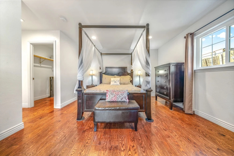 Fully Updated 3 BDR Seaside Home Minutes to Beach!