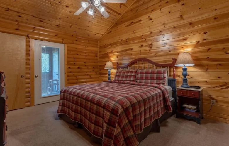 Ozarks Oasis 4 Bedroom Cabin by RedAwning