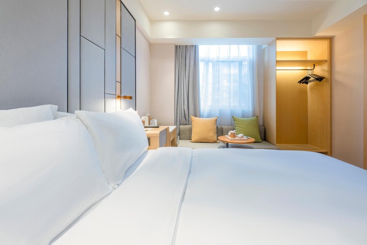 Standard Twin room with street view