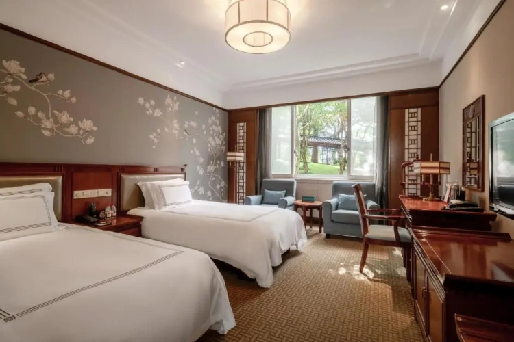 Standard Twin room with courtyard view