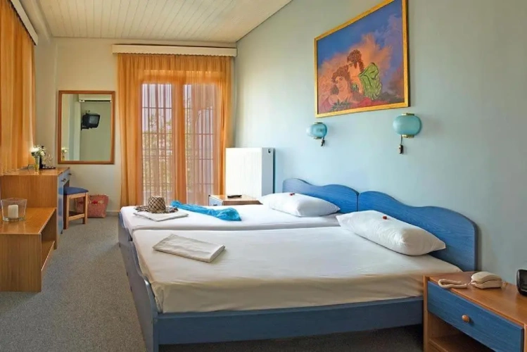 Standard Triple room with city view
