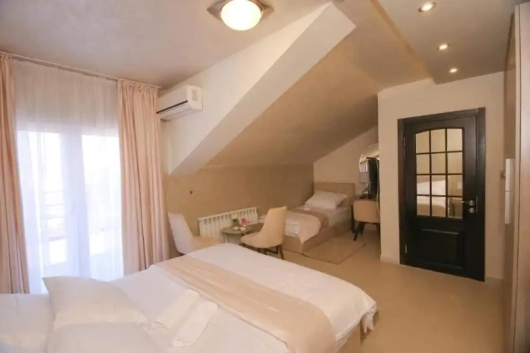 Standard Triple room