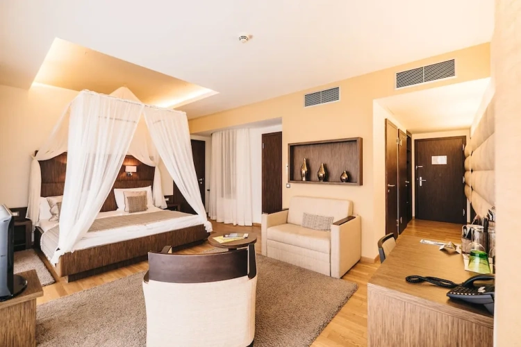 Junior Suite with balcony and with lake view