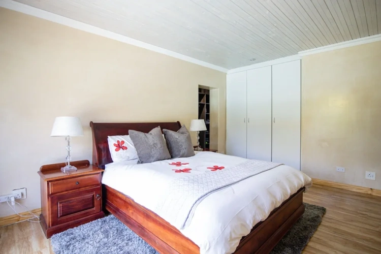 4 Bedrooms Cottage
