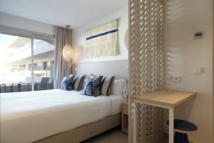 1 Bedroom Suite with balcony and with garden view