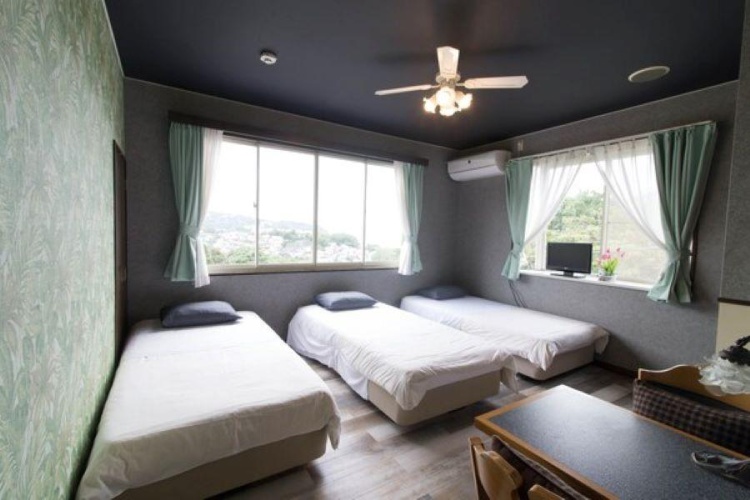 Standard Triple room