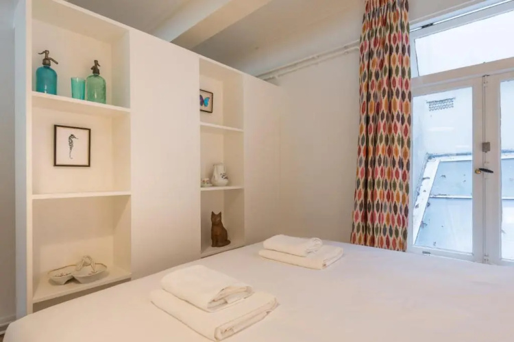 Canal View Amsterdam apartment