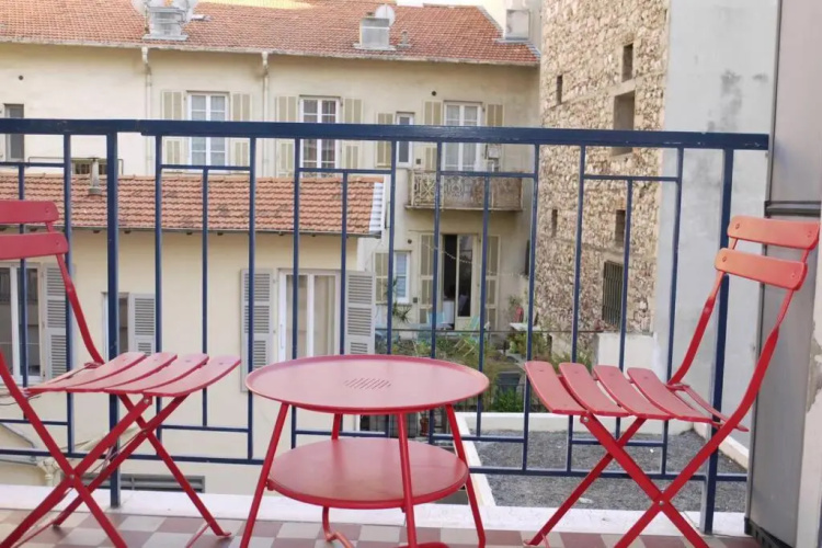 Dream - a studio flat with balcony at 300m from the beach