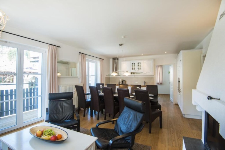 4 Bedrooms Apartment with balcony