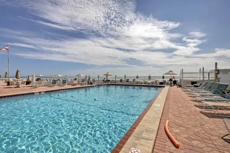 Daytona Beach Studio w/ Oceanfront Balcony & Pool!