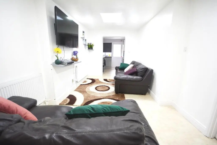 London Zone 2 Three Bedroom Apartment