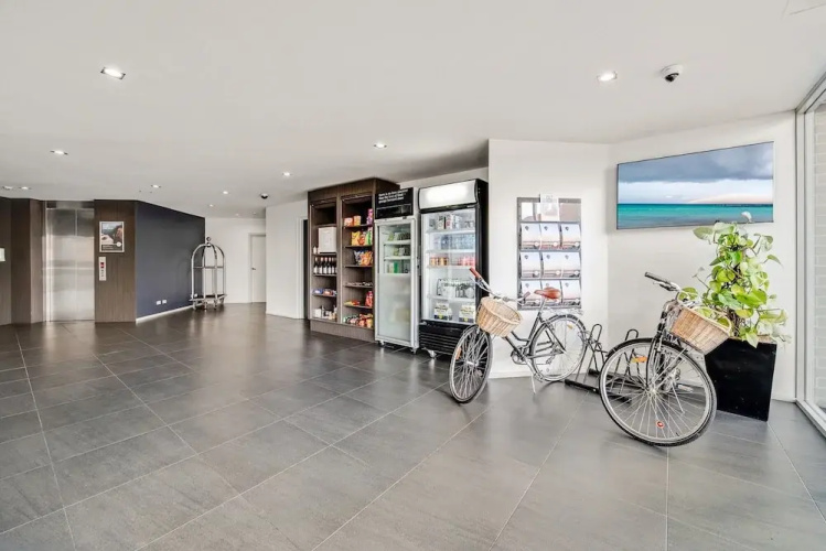 Comfy Lakeside 1-bed With Secure Parking
