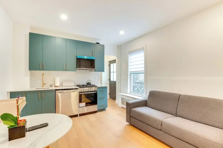 Centrally Located & Pet Friendly: Yonkers Studio!