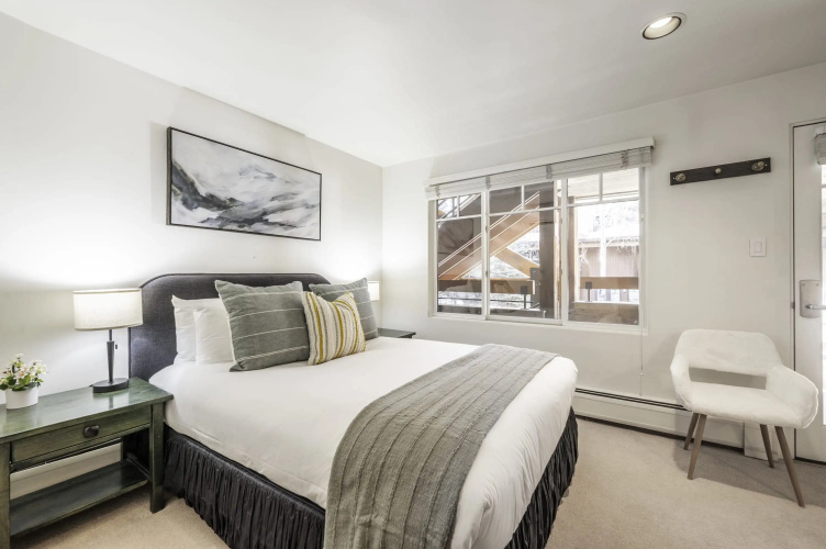 2 BR 3BA Condo - A C Heated Pool Walk to Town