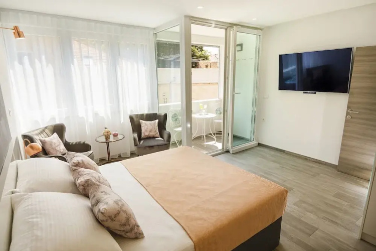 Rose Gold Rooms & Studio With Balcony