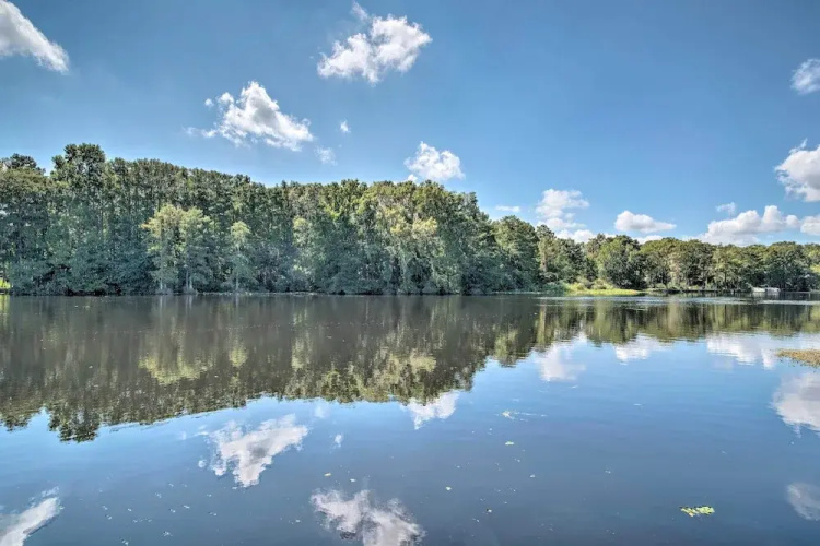 Docks + Balcony: Peaceful River Abode in Dunnellon