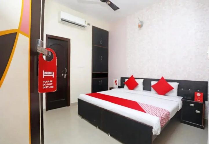 Oyo 17357 Hotel Royal Touch