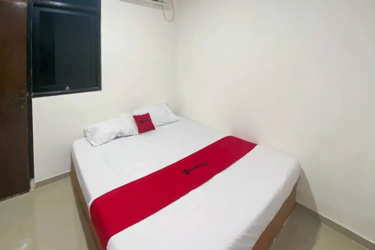 RedDoorz near Pasar Baru 4