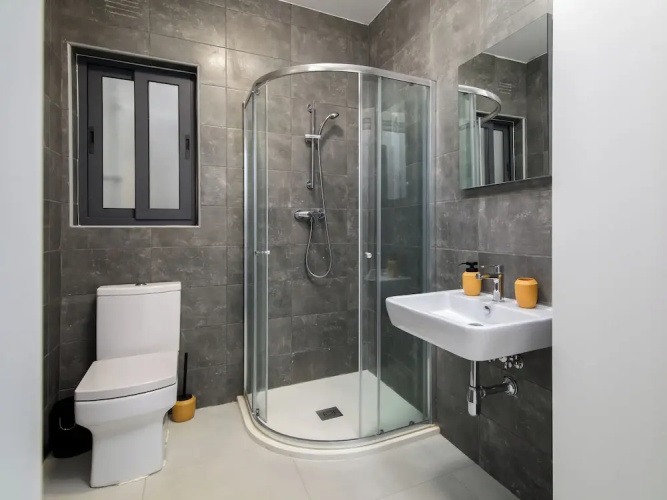 Cosy & Modern 1 BR APT - 2 mins from sea