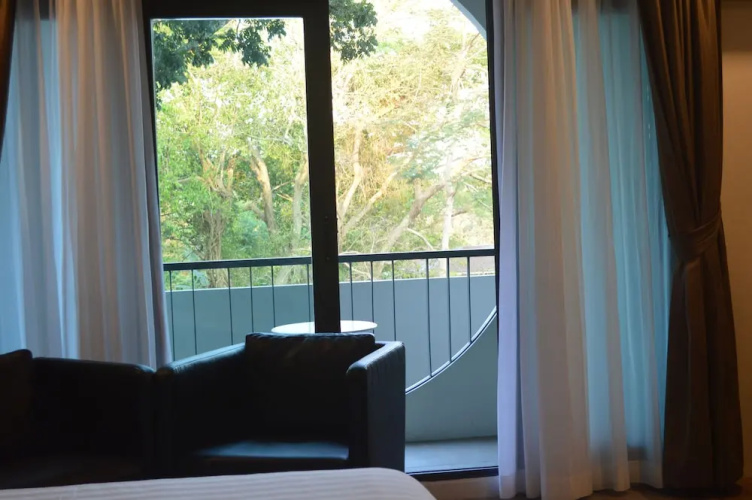 Airport Avenue Hotel