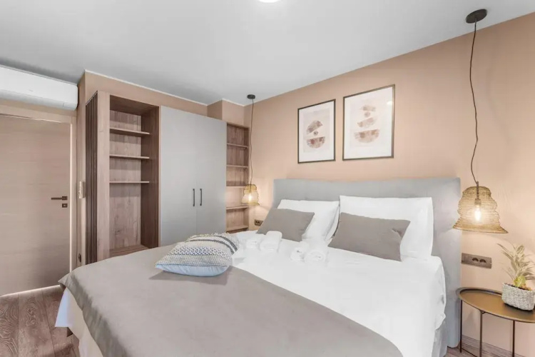 Apartment in Pula With Sea View and Bubble Bath