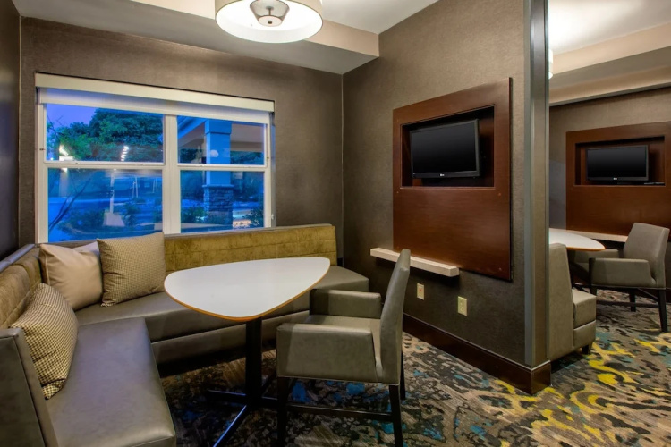 Hawthorn Suites By Wyndham Ann